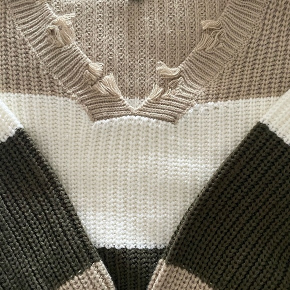 NEW DISTRESSED BLOCK SWEATER
⭐️LONG SLEEVE CROP STYLE ⭐️ - Picture 8 of 10